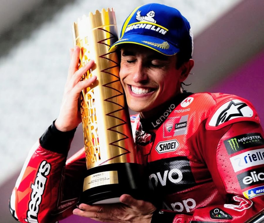 Marc M&aacute;rquez con su trofeo tras adjudicarse el Gran Premio de Qatar.