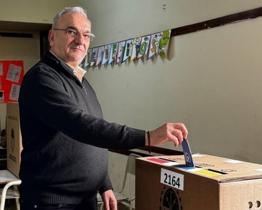 Alcides Calvo al votar este domingo en el Colegio Nuestra Se&ntilde;ora de la Misericordia.