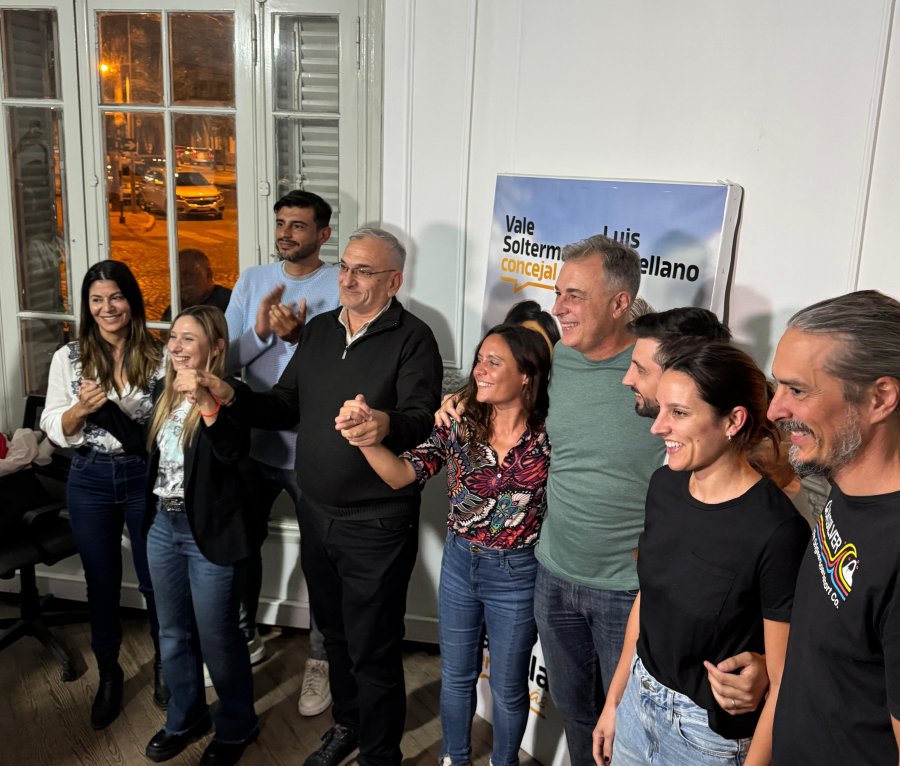 Valeria Soltermam, entre Luis Castellano y Alcides Calvo, la gran ganadora de las PASO en Rafaela.