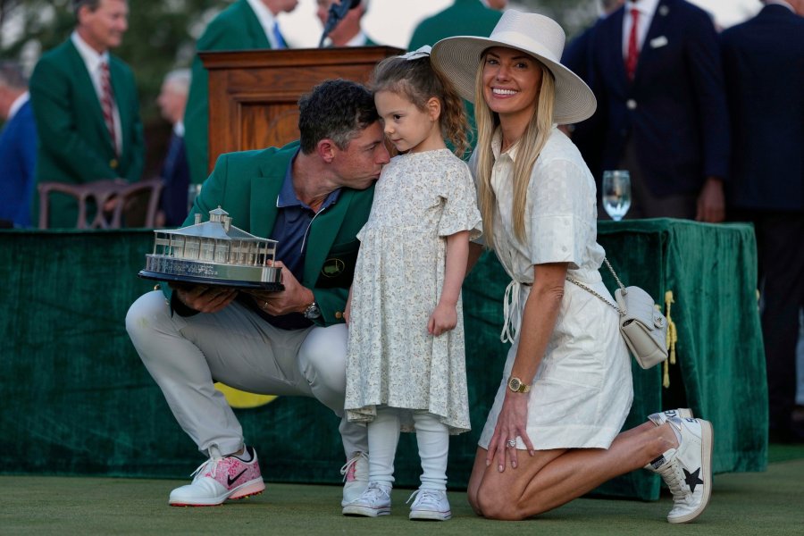 EMOTIVO. El campeón disfrutando el ansiado trofeo con su familia.