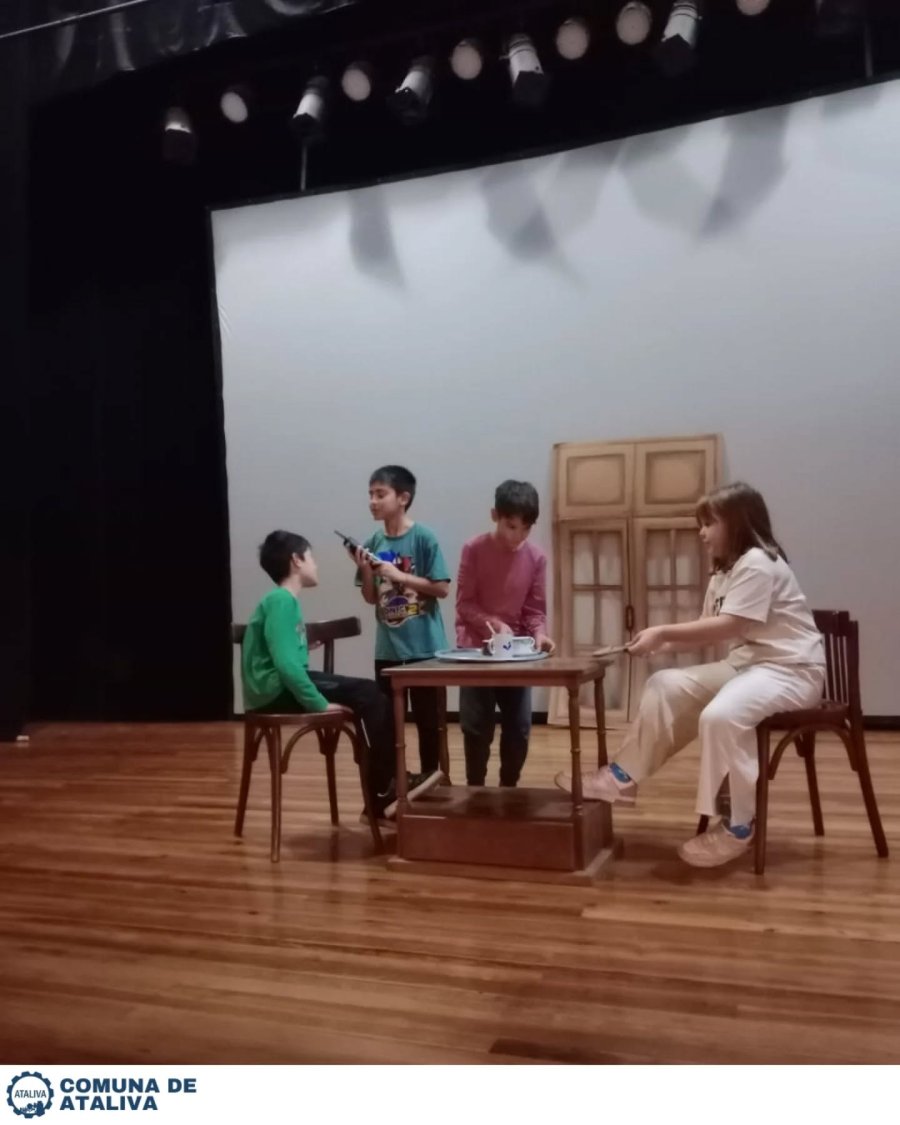 Talleristas durante un ejercicio teatral.