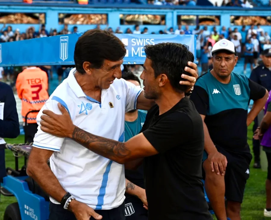 Gustavo Costas saluda a Walter Erviti, entrenador que duró cuatro fechas en Belgrano de Córdoba.