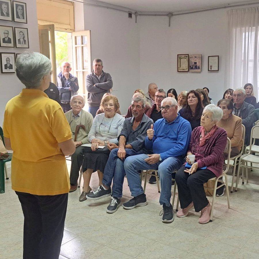 La visitante exponiendo ante piamonteses sunchalenses.