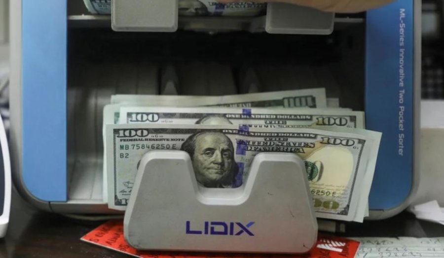 NUEVO ESQUEMA. El dólar minorista cerró a $1230 en el Banco Nación y marcó una suba de 12%.