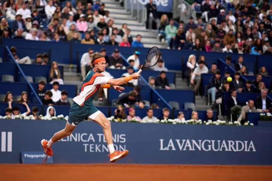 Andrey Rublev le ganó a Jesper de Jong y se metió en la próxima instancia del Barcelona Open.