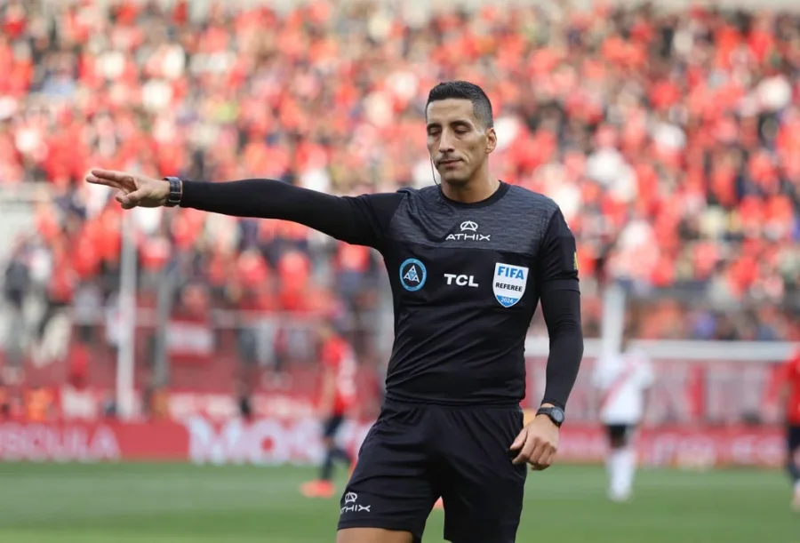 Yael Falcón Pérez es uno de los dos árbitros designados de la FIFA como juez principal.