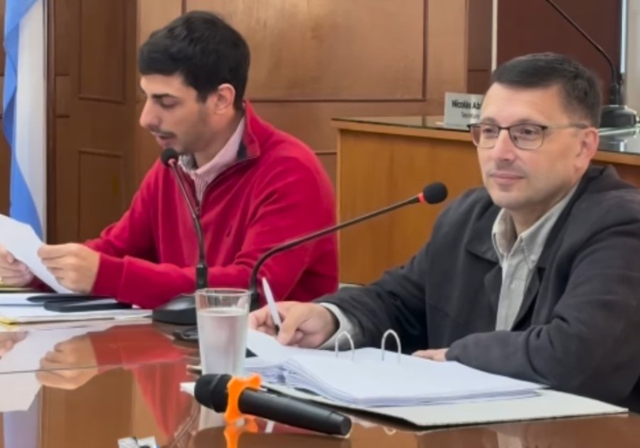 El secretario legislativo, Nicol&aacute;s Abdala junto al presidente del Concejo, Lisandro Enrico, en la reuni&oacute;n de comisiones.