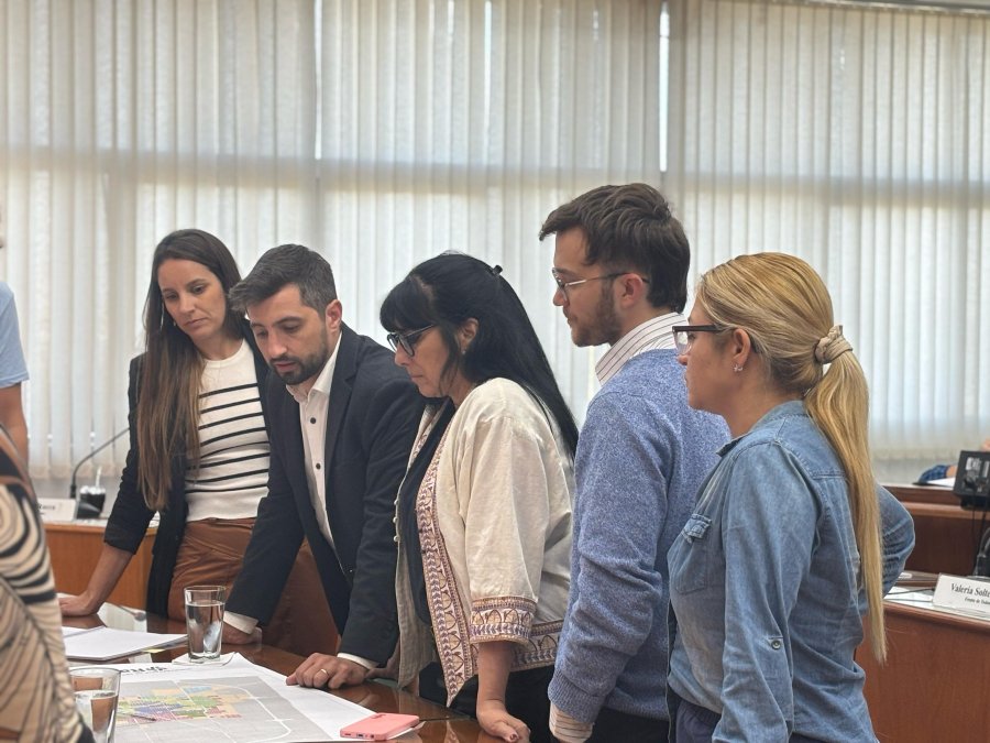 Los concejales analizan un plano vinculado a loteos y servicios. (PRENSA CONCEJO)