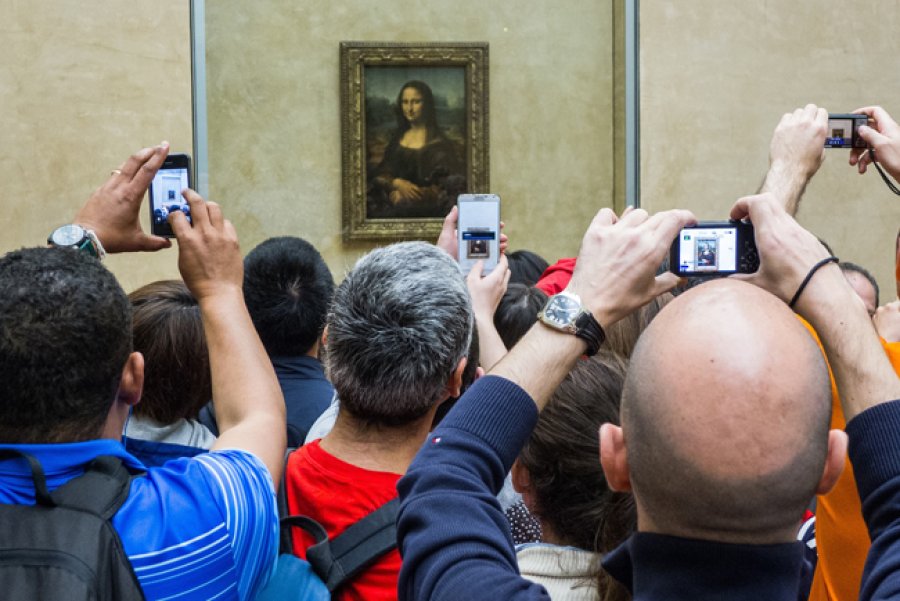 En el Louvre de Paris turistas fotografiando a La Gioconda.