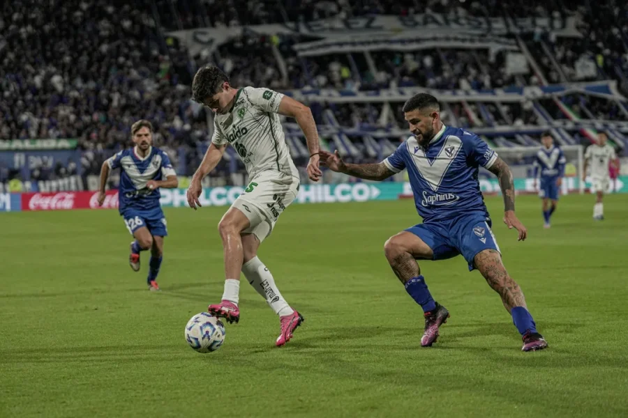 SARMIENTO SORPRENDIÓ A VÉLEZ