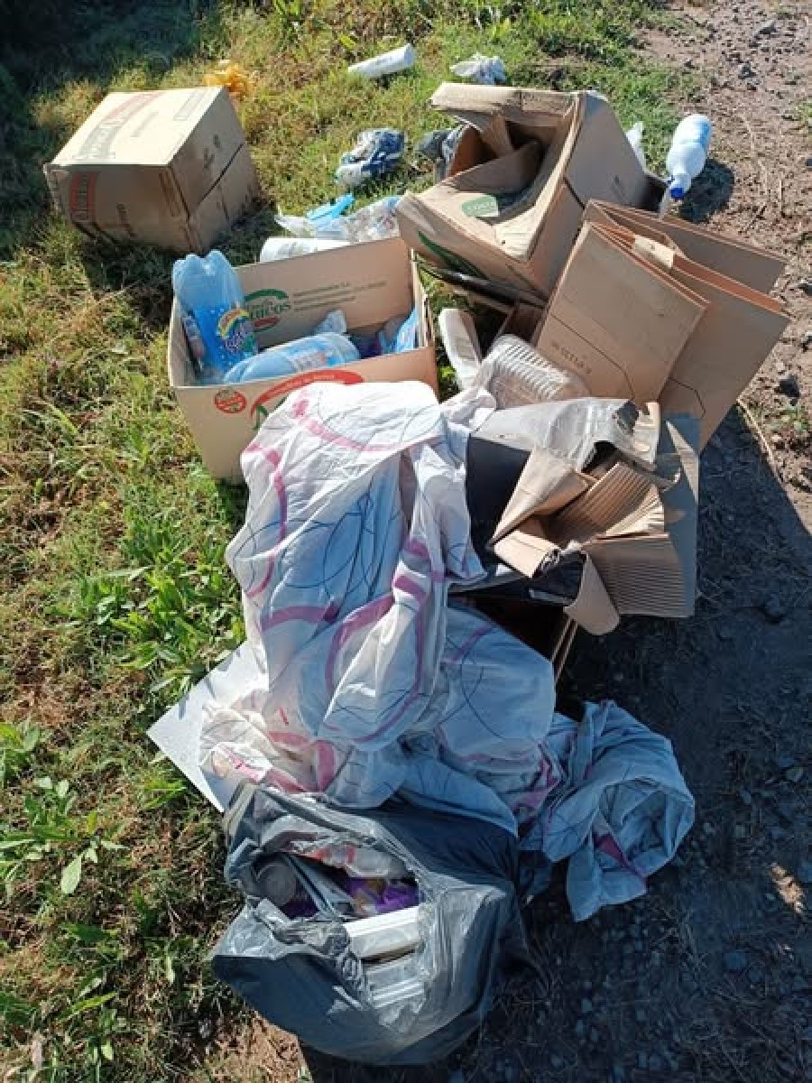 Los desperdicios arrojados en la vía pública.