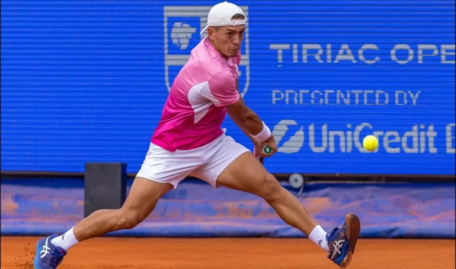 Báez avanzó a los octavos de final en Barcelona.