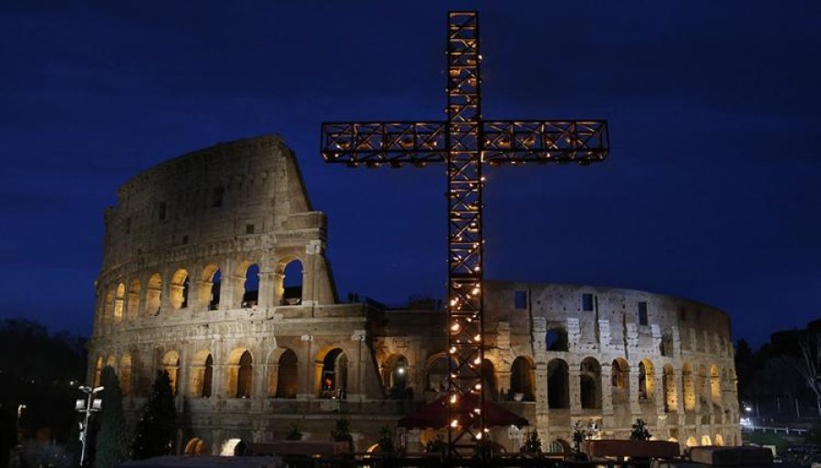 Por segundo año consecutivo, el Papa Francisco preparó las meditaciones del viacrucis en el Coliseo del Viernes Santo.