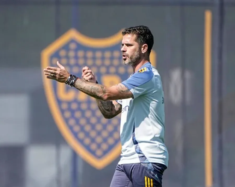 Fernando Gago no definió el equipo para enfrentar a Estudiantes de La Plata.