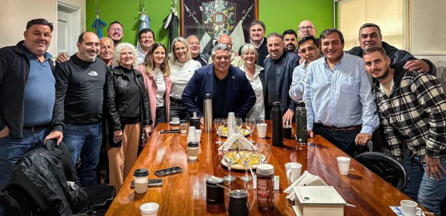 Claudio Fabián Tapia en la reunión con los directivos de Villa Mitre de Bahía Blanca