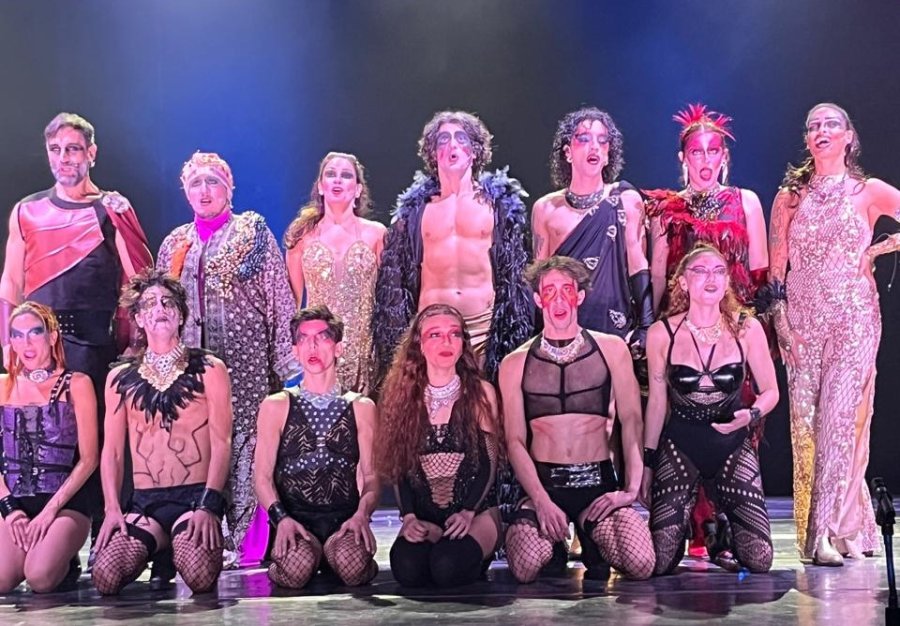 Los artistas en su despedida final.