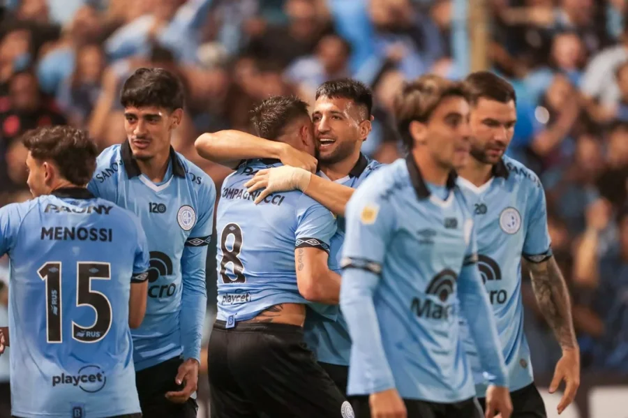 Los jugadores de Belgrano festejan el gol de Compagnucci, que abrió el marcador.