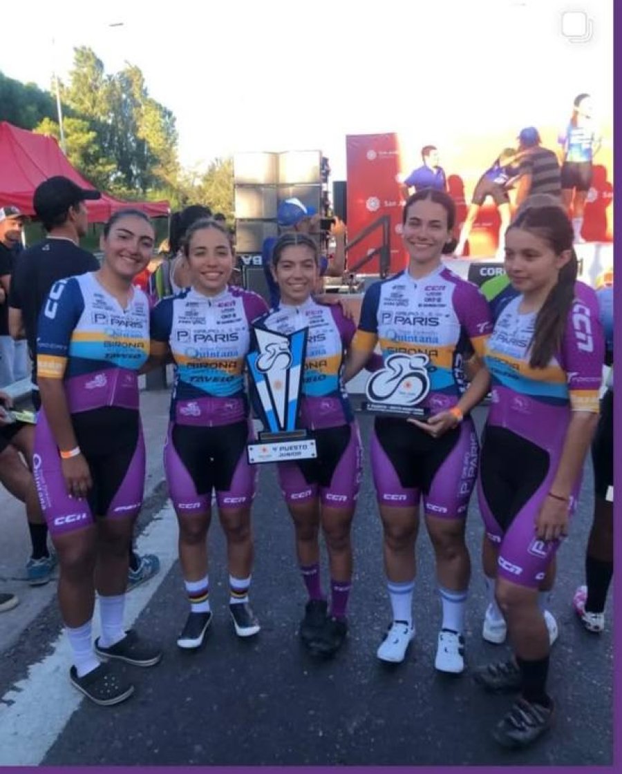 VALIOSA EXPERIENCIA. Lambert (segunda de izquierda a derecha) y Vaira (cuarta) disfrutaron de la prestigiosa competencia.