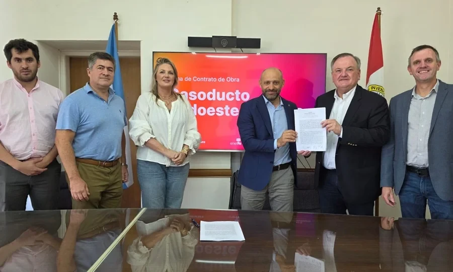 Las autoridades tras la firma del convenio.