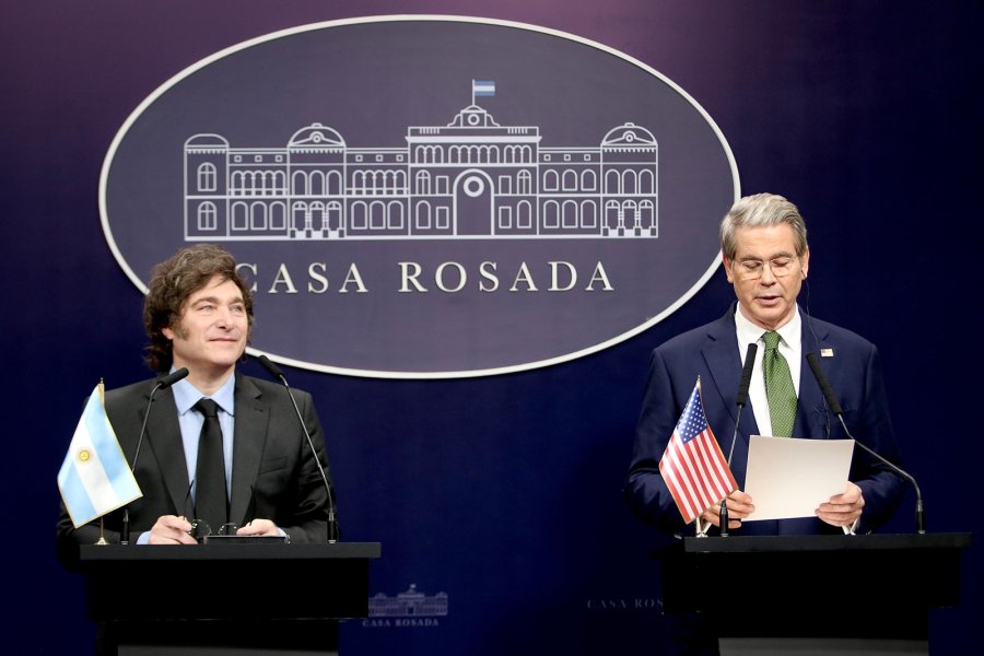 RESPALDO. Milei y el secretario del Tesoro de Estados Unidos, Scott Bessent, el lunes en Casa Rosada.