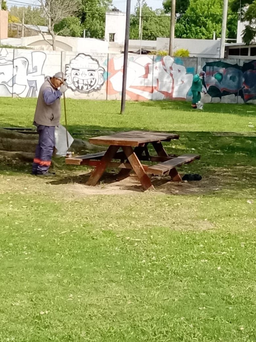 Servicios Públicos y Ambiente desplegó un amplio operativo de limpieza durante el feriado de Viernes Santo.