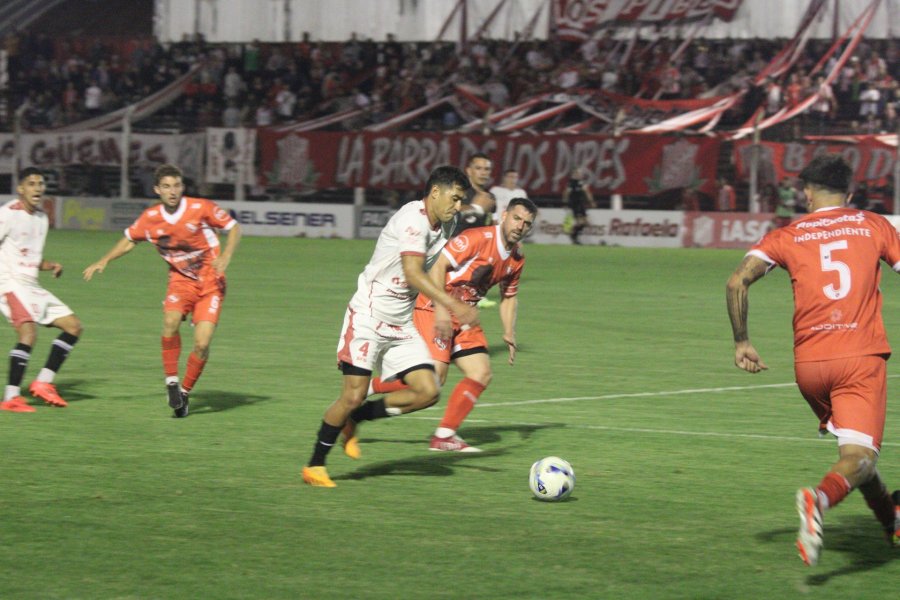 MOMENTO DE PERSONALIDAD. Maximiliano Martinez, uno de los referentes del plantel juliense.