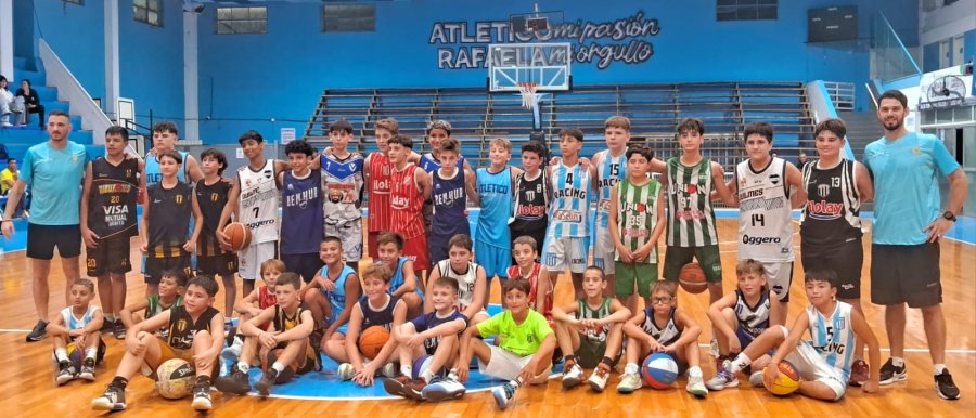 DISFRUTARON. Los chicos de 11 a 13 años que fueron parte del trabajo realizado en Atlético.