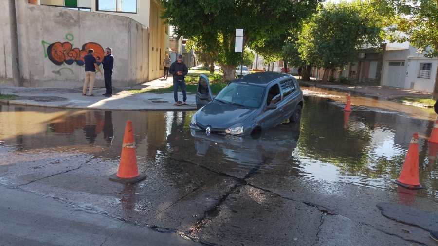 PROBLEMA. A mediados de marzo, un auto qued&oacute; atrapado en un socav&oacute;n en Tucum&aacute;n y 1&deg; de Mayo.