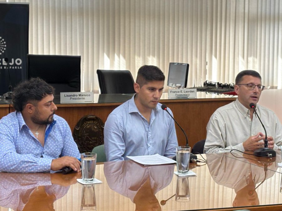 PLANTEO. Dos de los adjudicatarios del loteo municipal junto al titular del Concejo, Lisandro M&aacute;rsico, el lunes pasado.