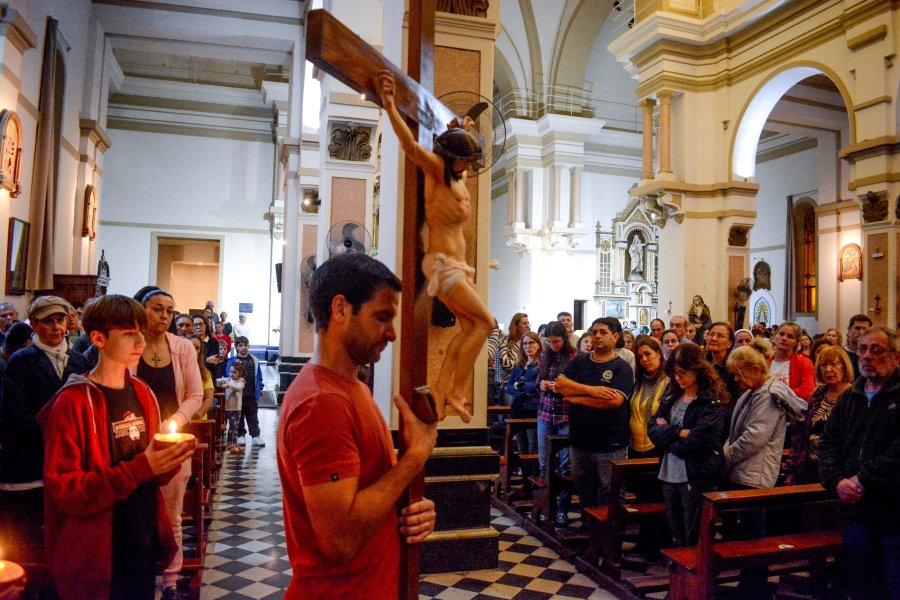 VIACRUCIS. Se llevó a cabo en el interior de la Catedral San Rafael.