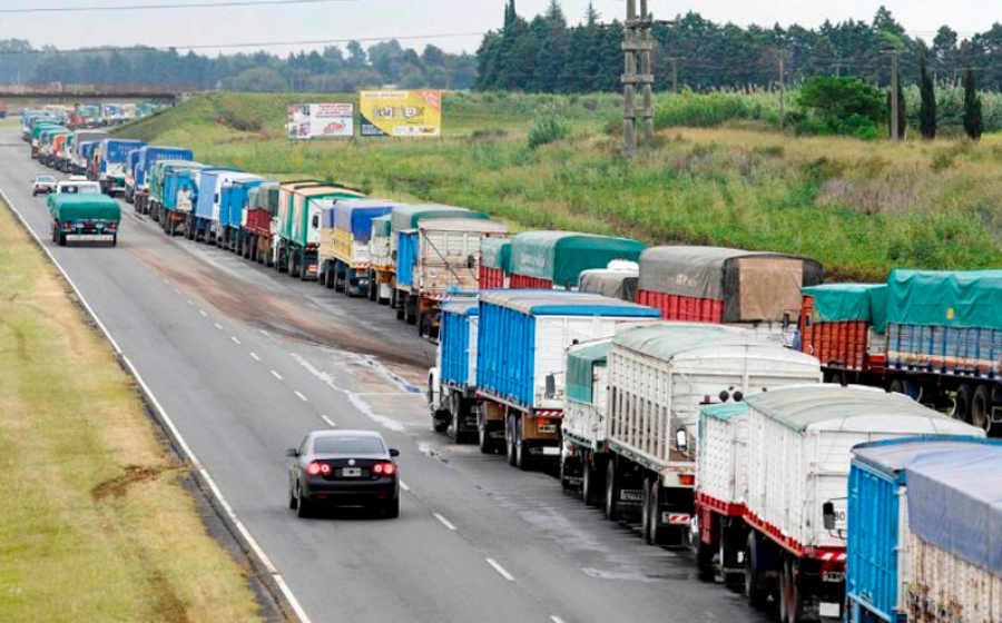PUERTOS CEREALEROS. El avance de la cosecha, genera un aluvión de camiones en el sur santafesino.