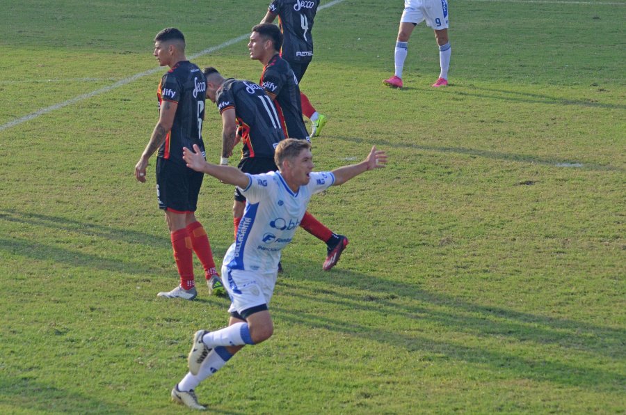 EL PRIMER GOL. Pastorelli convirtió con un buen remate capturando un rebote de la defensa rival.