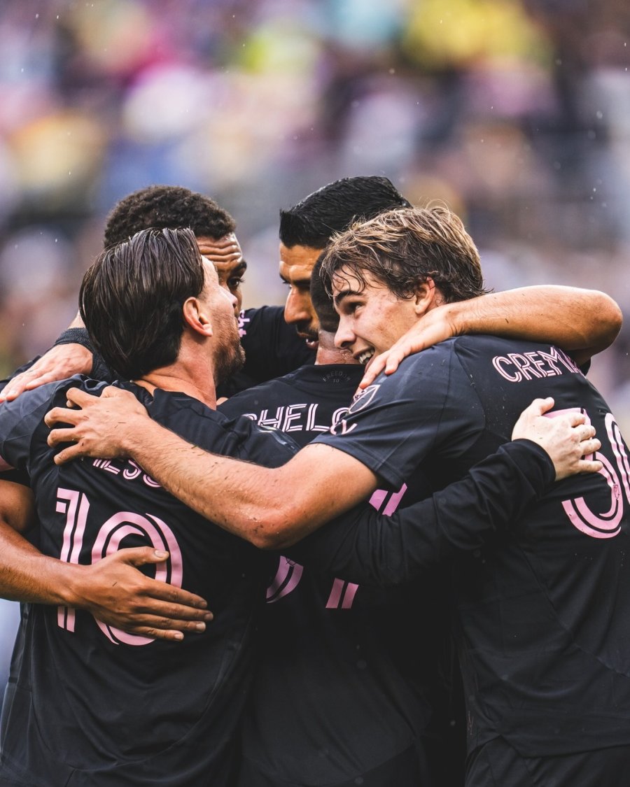 GANO Y PELEA ARRIBA. El equipo de Messi y varios argentinos.