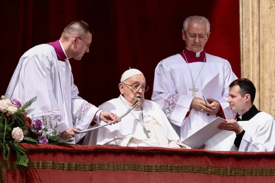 El papa Francisco se presentó este domingo en el balcón de la basílica de San Pedro.