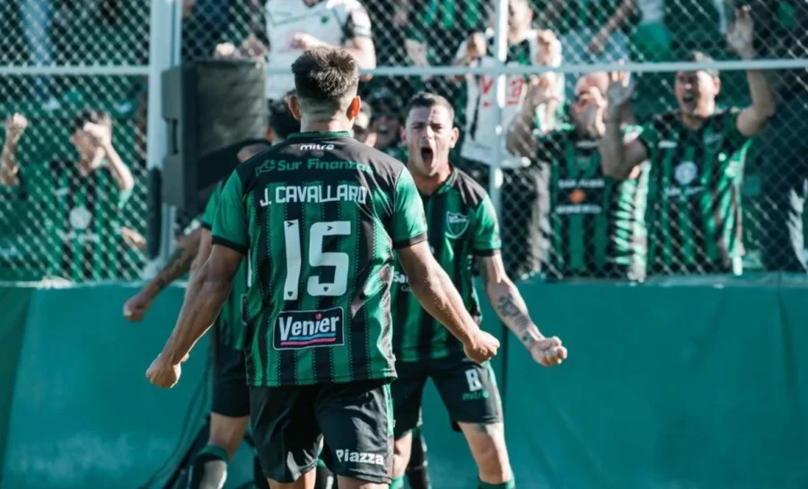 Juan Cavallaro y Horacio Tijanovich gritan el gol del triunfo sanjuanino.