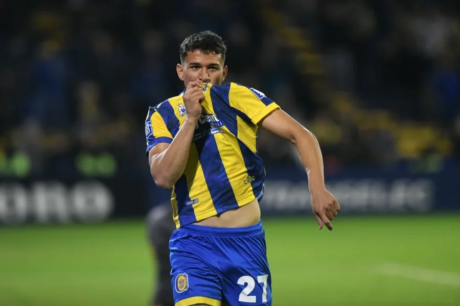 Gaspar Duarte festeja su gol, el segundo de la noche rosarina.