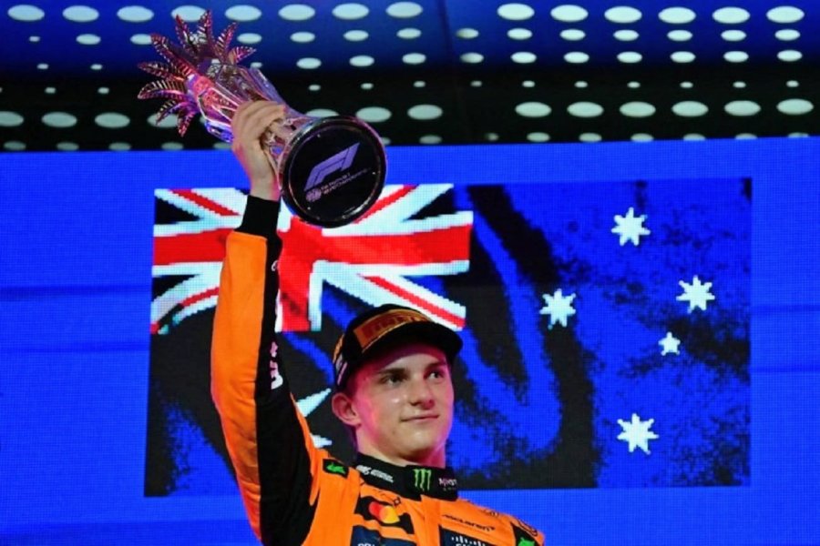 Oscar Piastri con el trofeo y la bandera australiana en el Podio.