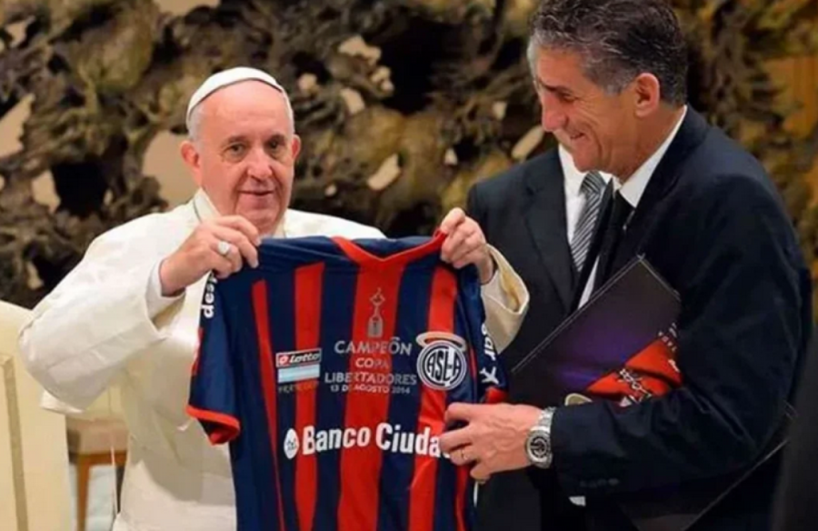 El Papa Francisco junto con Edgardo Bauza, cuando San Lorenzo ganó la Libertadores.
