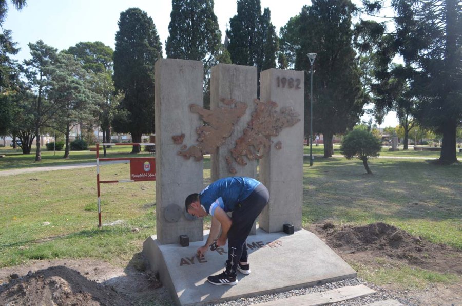 Pablo Ledesma trabajando en la obra que inaugurarán mañana.
