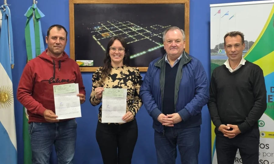 Las autoridades tras la entrega de los aportes.