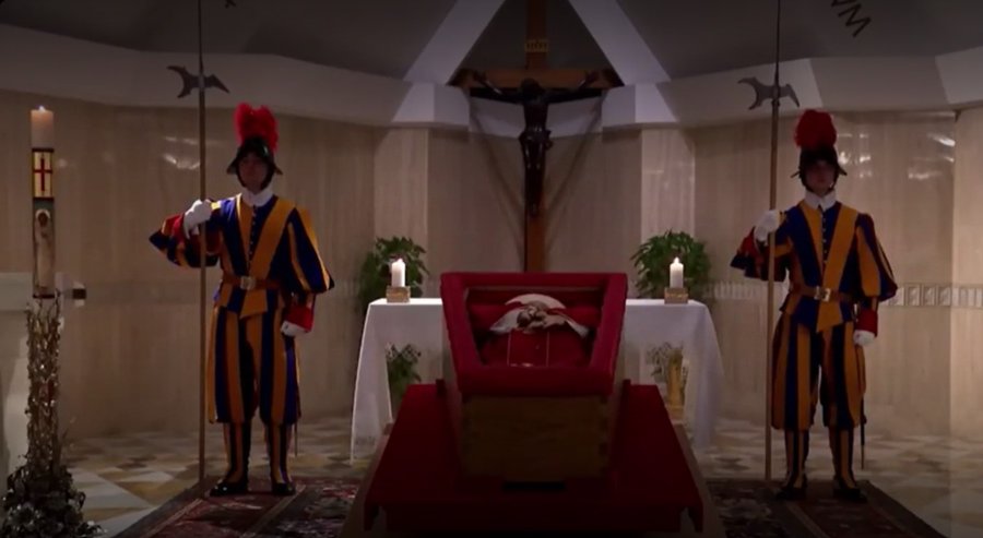 El ataúd del Sumo Pontífice está dispuesto en la Capilla de Santa Marta.