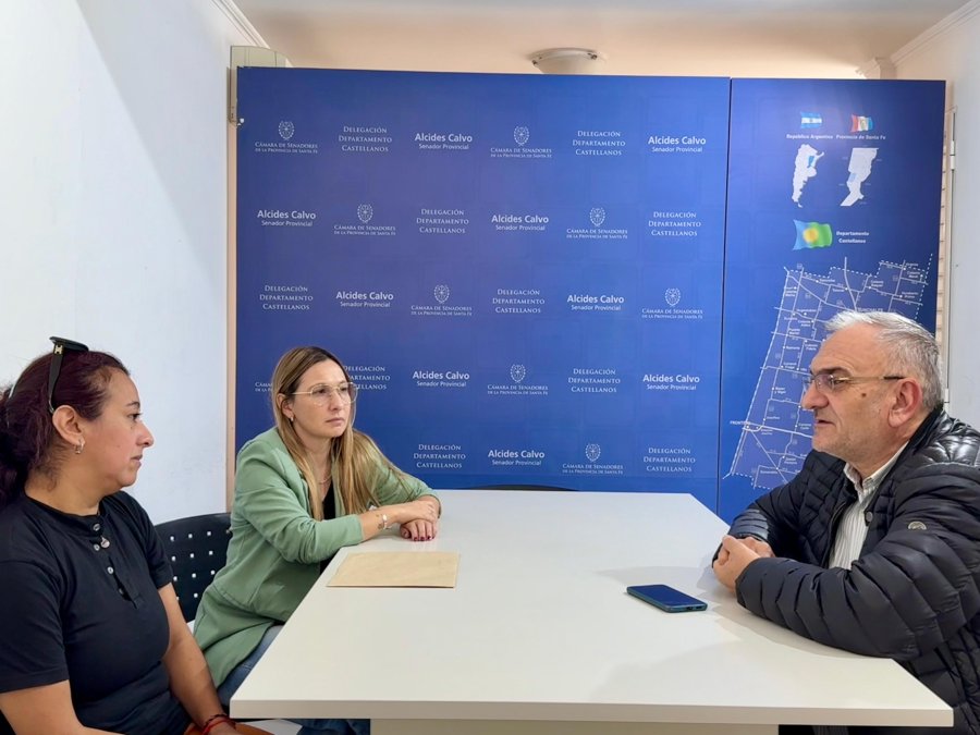Maribel Gamboa. Bárbara Chivallero y Alcides Calvo durante el encuentro.