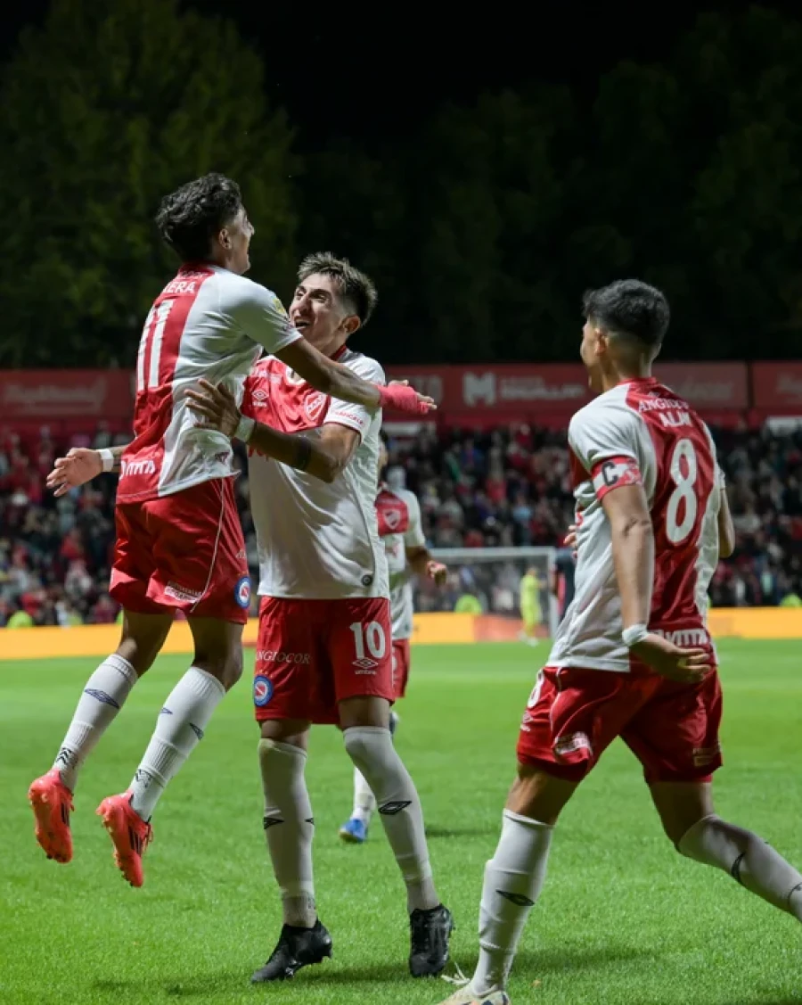 GOLEADA. José Herrera, Alan Lescano y Alan Rodríguez festejan el tercer gol del "Bicho".