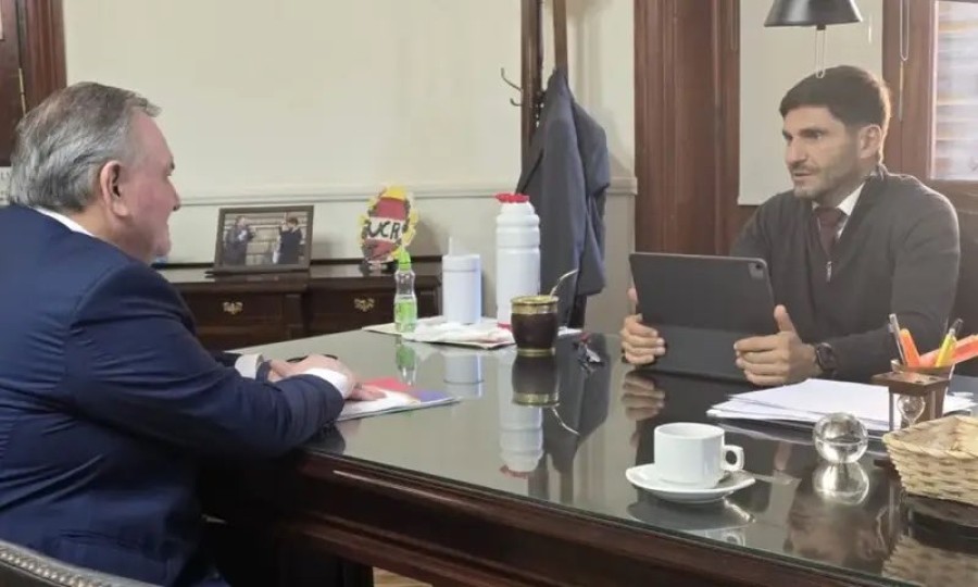 El senador Felipe Michlig junto al gobernador, Maximiliano Pullaro.