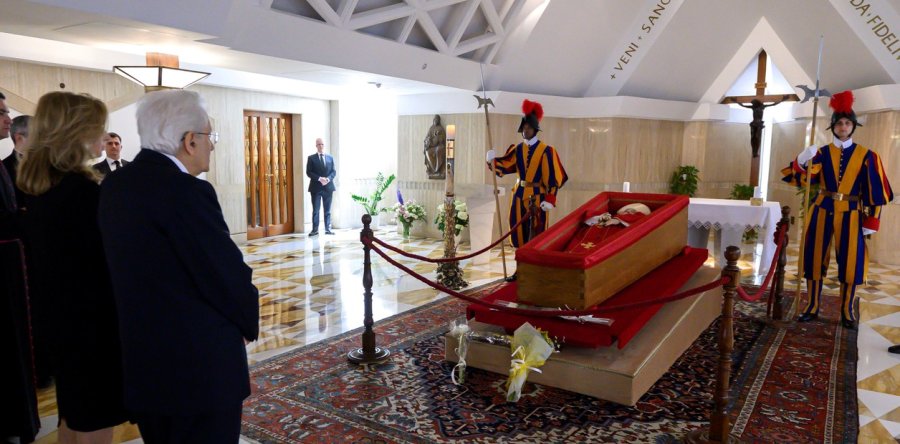 Sergio Mattarella, presidente de Italia, visitó los restos del Papa en su funeral privado en la Casa Santa Marta.