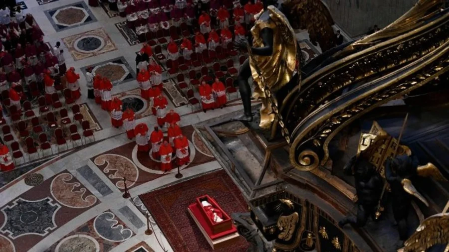 El féretro del Sumo Pontífice.