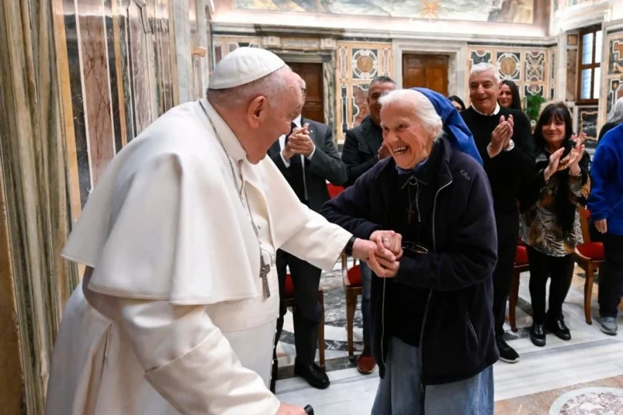 Genevieve Jeanningros junto al papa Francisco.