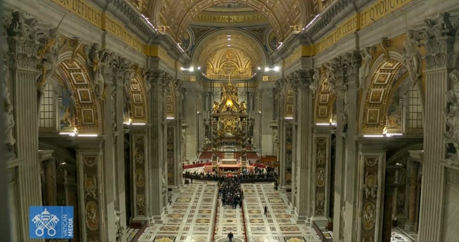 La Bas&iacute;lica San Pedro en toda su dimensi&oacute;n, sede del velatorio del Papa Francisco.