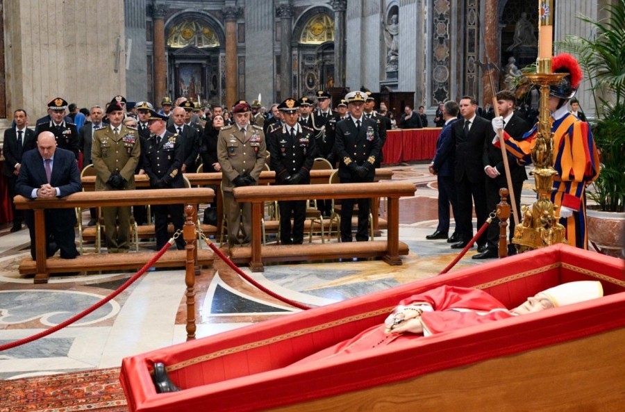 El f&eacute;retro con los restos del Papa Francisco en la Bas&iacute;lica San Pedro. (FOTO VATICAN NEWS)