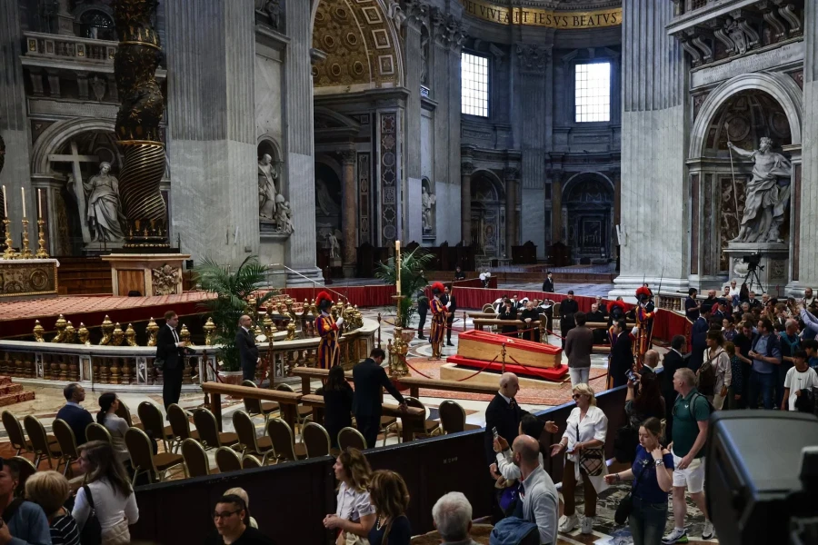 El féretro con el cuerpo del Papa Francisco en la Basílica San Pedro.